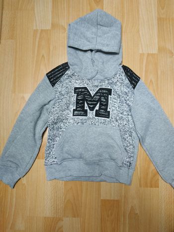 Sweat à capuche de couleur grise taille 6 ans