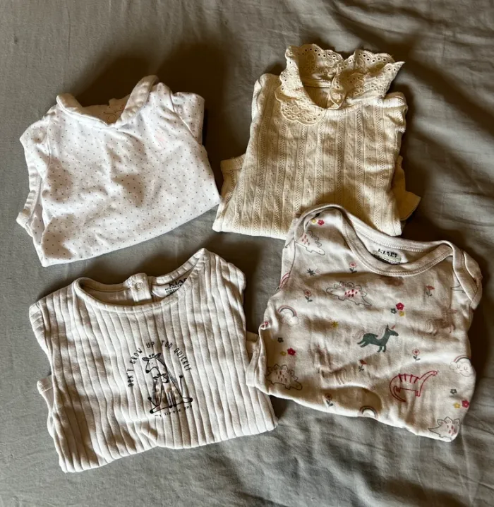 🌸 Lot 4 bodies bébé 6M – Imprimés & détails dentelle
