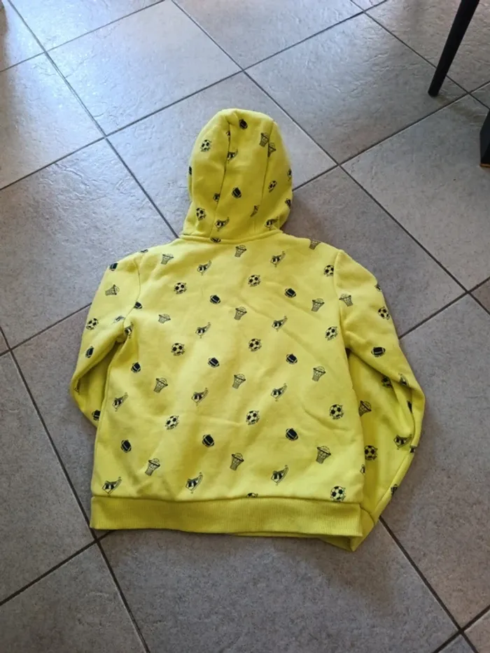 Sweat zippé jaune à motifs Kiabi 8 ans - photo numéro 5