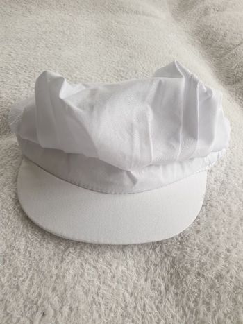 Casquette blanche filet cheveux