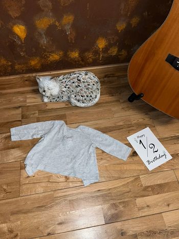 T-shirt gris kiabi très bon état 6 mois