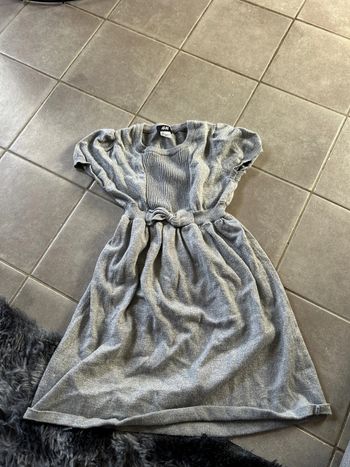 Robe grise, paillettes