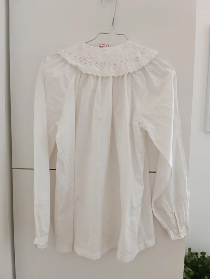 Blouse blanche boutonnée 
Col claudine broderie anglaise - photo numéro 6