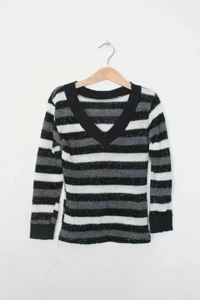Pull col V taille petit 10 ans, plus taille 8 ans