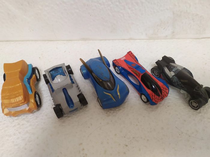 5 petites voitures majorette lot  m1