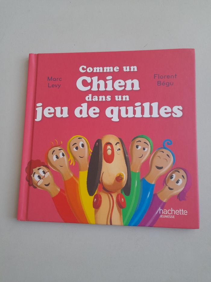 Livre" Comme un chien dans un jeu de quilles"