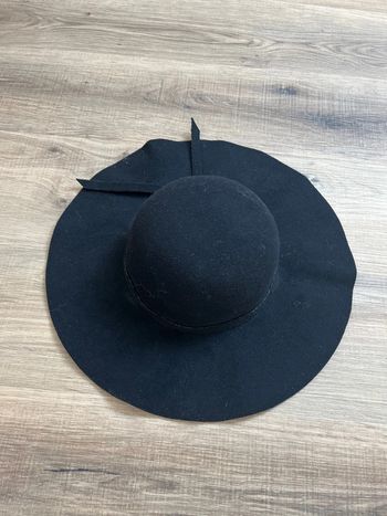 Chapeau noir en feutrine