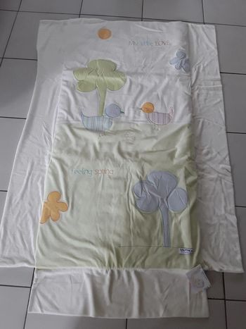 Jolie couette pour lit de bébé