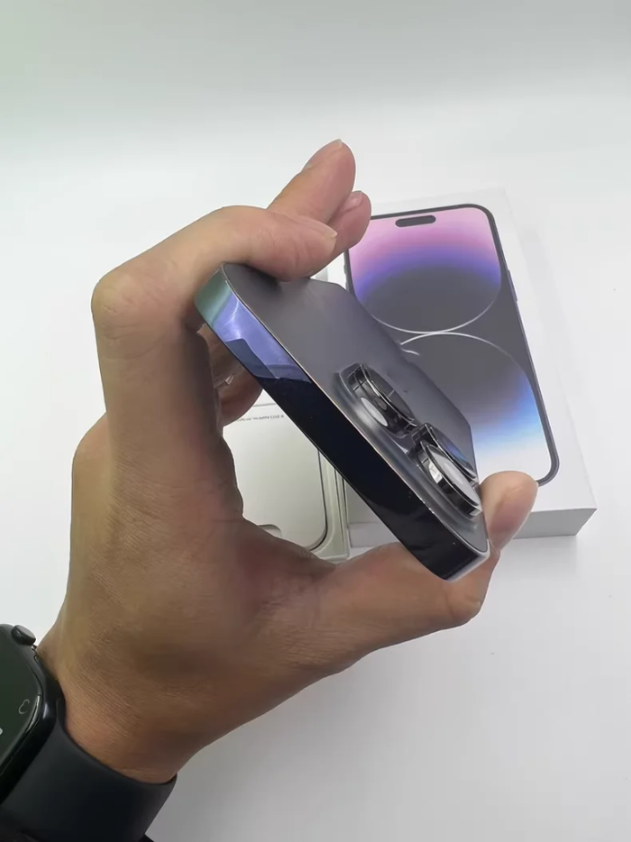 Une iphone quatorze pro max - photo numéro 3