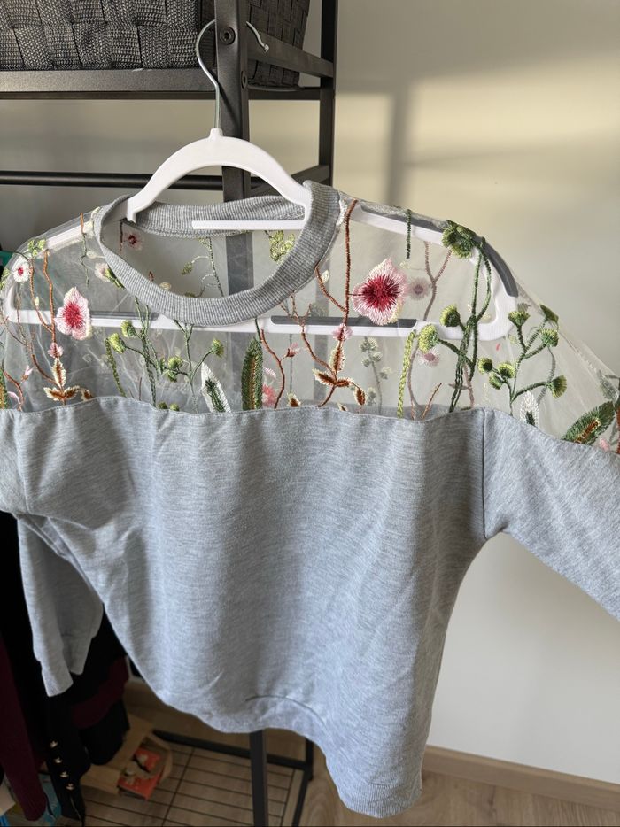 Pull avec fleur - photo numéro 3