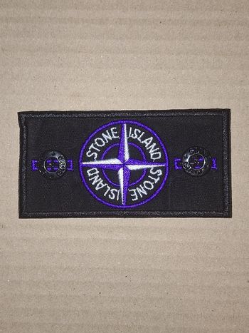1 Patch Stone Island bleu  + 2 boutons