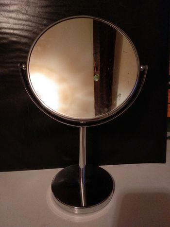 Miroir sur pied avec une face loupe grossissant