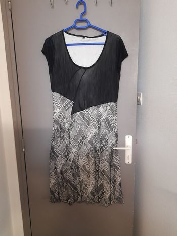 Robe noire et blanche 