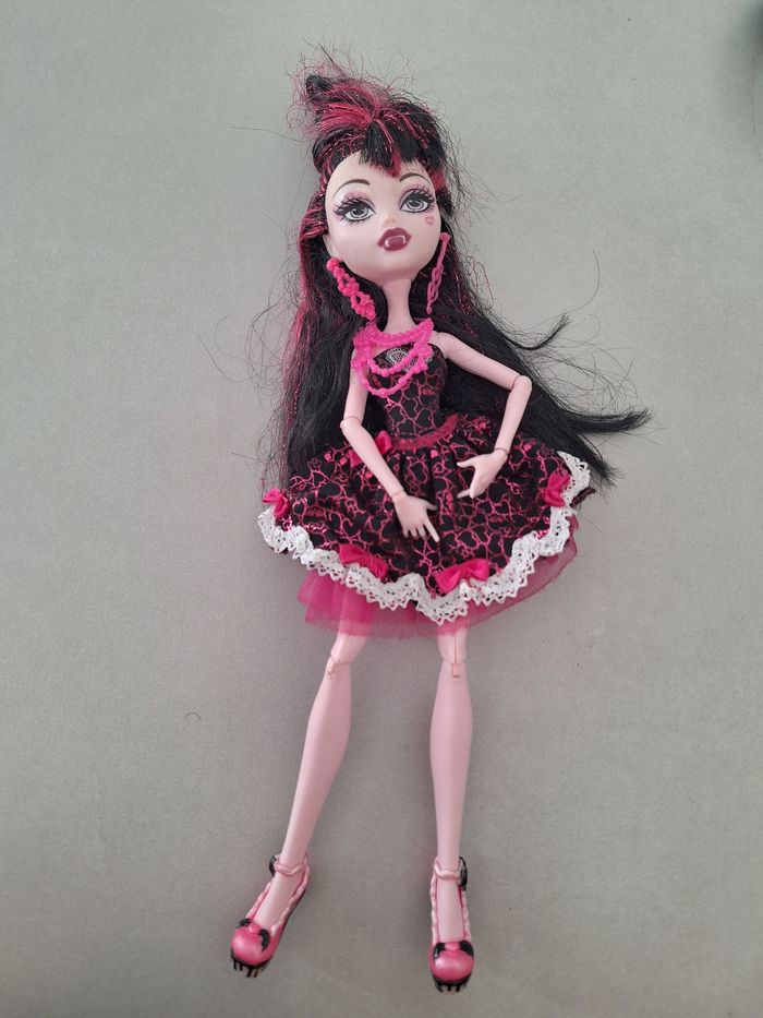 Lot 10 poupées monster high et supports - photo numéro 2