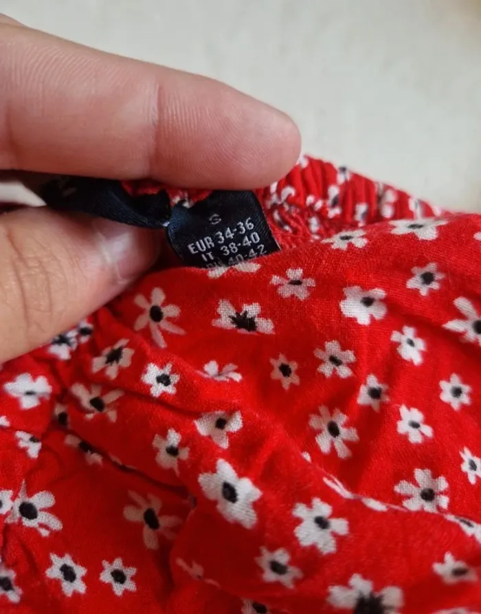 🪅 Haut à fleurs rouge épaules dénudées - Taille 36 - Kiabi 🪅 - photo numéro 5