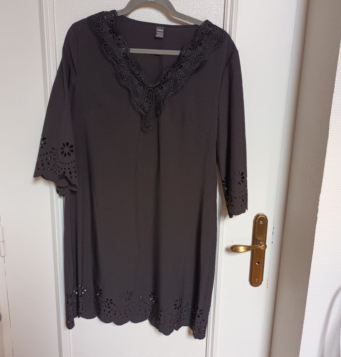 Robe noire droite avec broderies