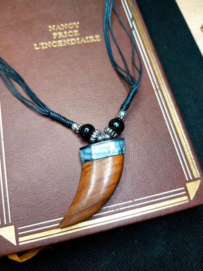 Magnifique collier en cordelette noire, pendentif griffe style bois - photo numéro 3