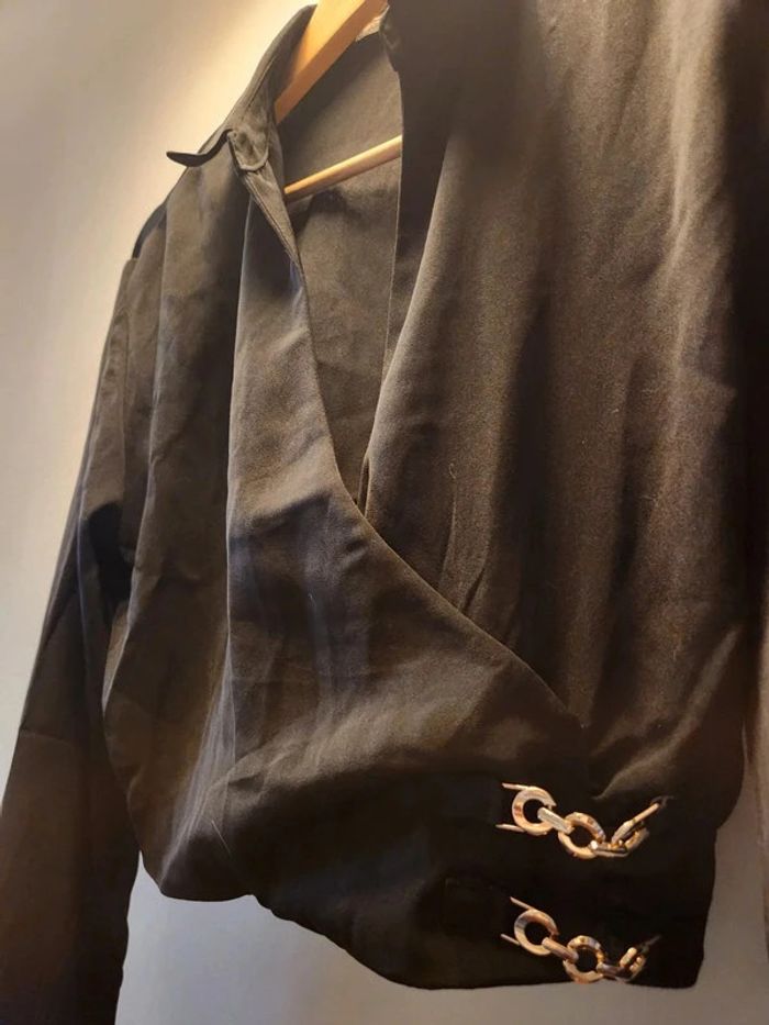 Blouse Pimkie noire col portefeuille détail chaîne - photo numéro 2