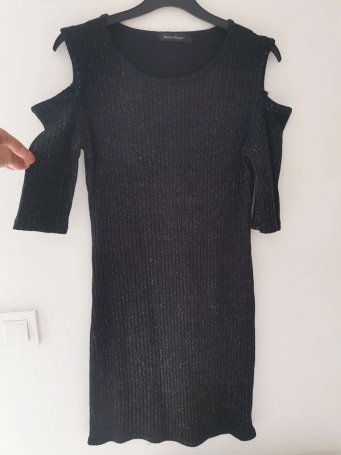 Robe paillettée et épaules ouvertes