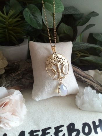 Collier médaille féminin sacrée et pierre opaline