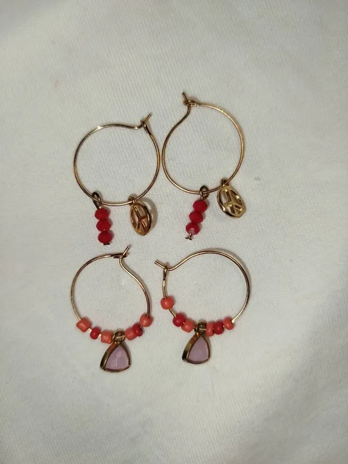 Lot de deux boucles d'oreilles - petite créoles avec perles de rocailles et charmes