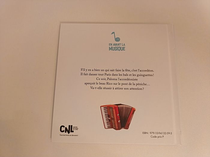 Livre " L'accordéon marchand de bonheur" de la collection Hachette - photo numéro 2