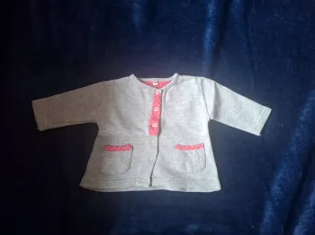 gilet gris et rose