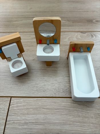 Salle de bain en bois pour maison de poupées