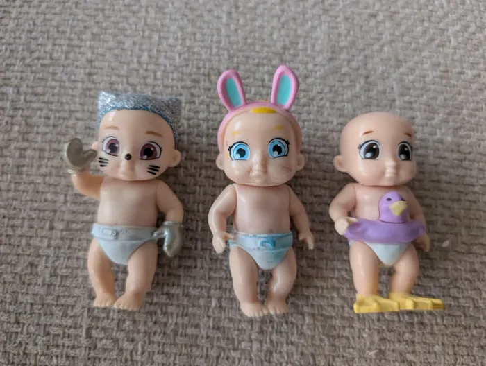 Lot petites poupées