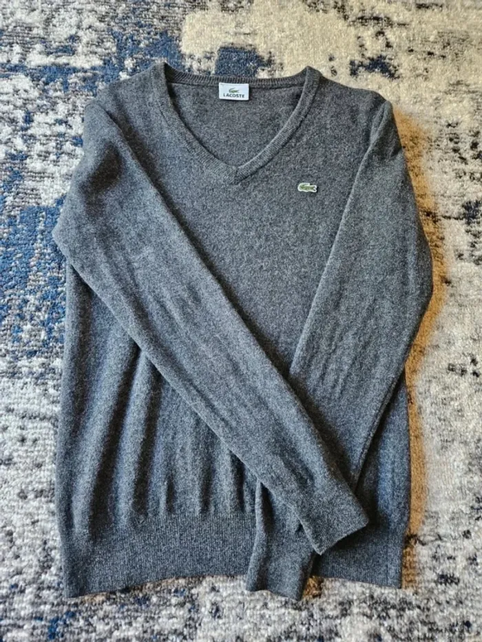 Pull en laine vierge Lacoste - Col V - Gris - Taille XS/S - Très bon état - photo numéro 2