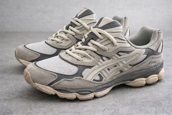 Sneakers ASICS originales en taille 42, portées une seule fois, état comme neuf.