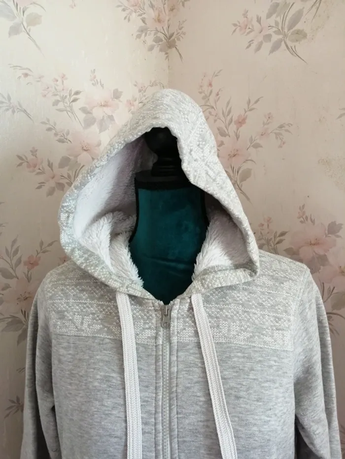 Veste à capuche grise fourrée avec poches et motifs blancs / crivit / (M) - photo numéro 4