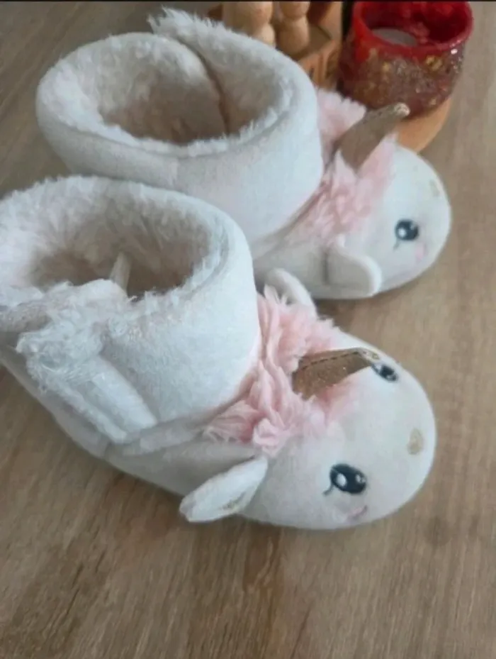 Chaussons licornes pointure 25 - photo numéro 5