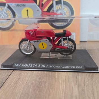 Moto 1:24 avec socle, vitrine et fascicule 