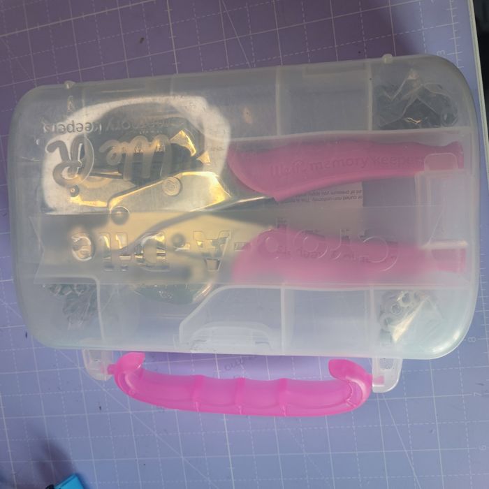 Perforatrice we r memory Keepers pince crop a dile rose avec boîte et oeillets - photo numéro 8