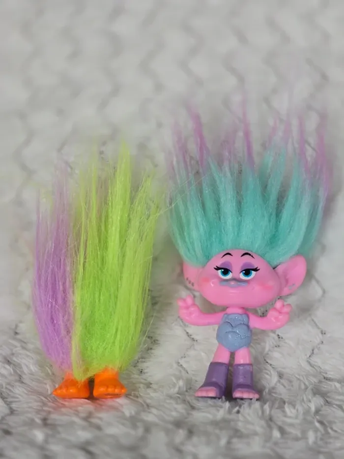 Lot 2 figurines Trolls DreamWorks – Poppy chanteuse + Troll bicolore vert/violet