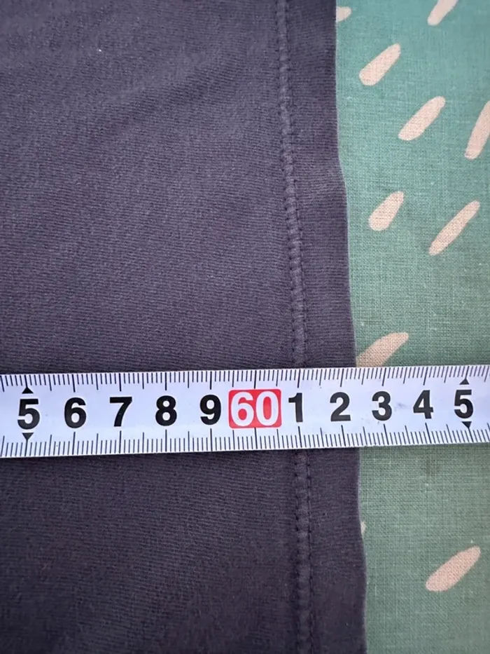 T-shirt Uniqlo gris foncé - photo numéro 10