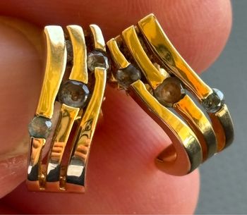 Jolie paire de boucles d’oreilles en plaqué or avec petits brillants femme TBE