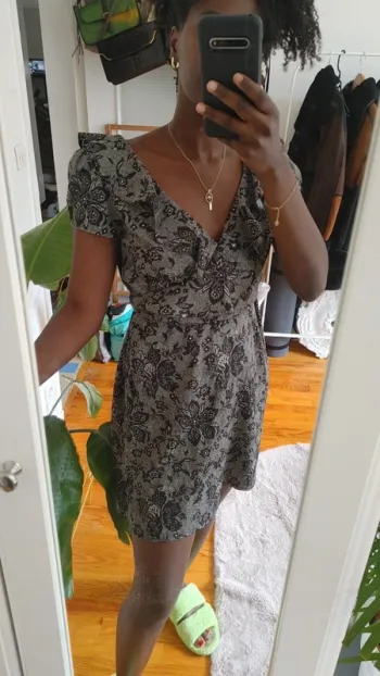 Robe très légère décolleté volant dentelle