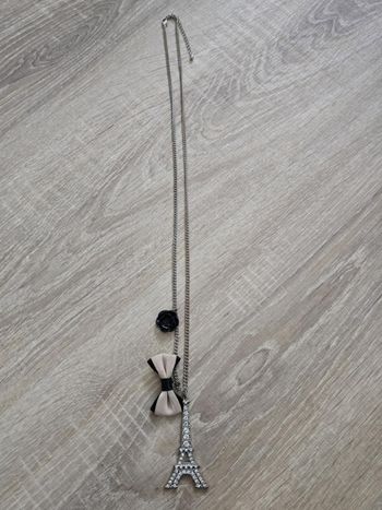 Collier tour eiffel strass+ nœud et  rose