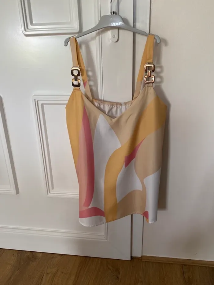Top imprimé graphique aux tons doux – Taille M – Détails dorés chic
