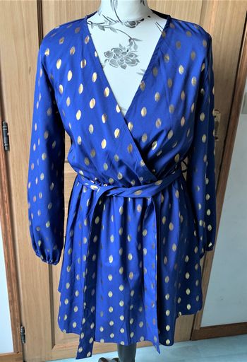 Robe bleue motifs dorés encolure cache coeur taille 36/38