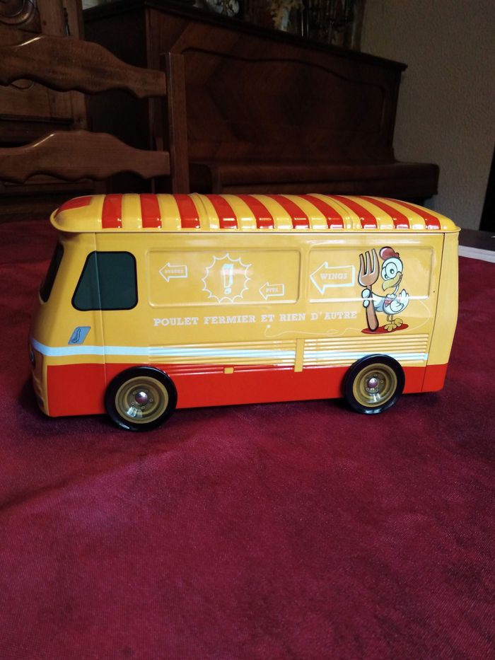 Camion Peugeot J7 jaune