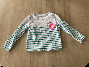 Pull léger rayé avec une fleur