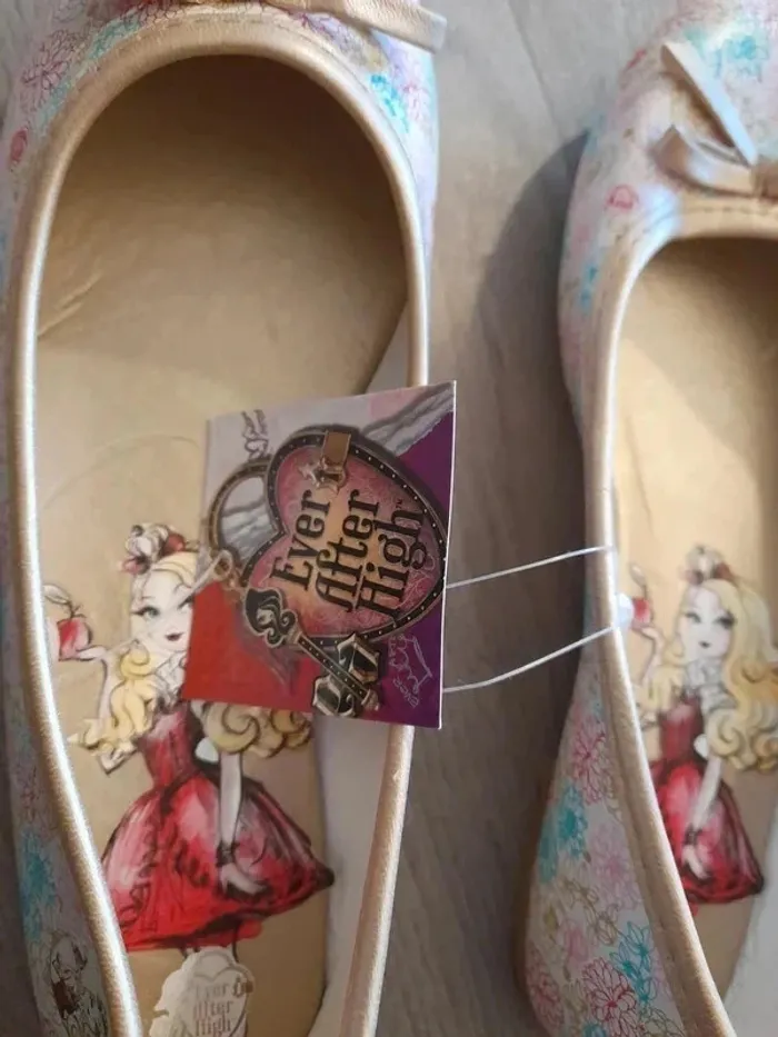 Ballerines Mattel 34 avec fleur doré or Neuve Neuve avec étiquette - photo numéro 2