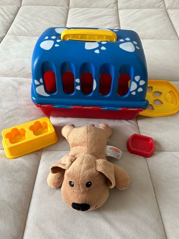 Petit chien et sa cage niche portable