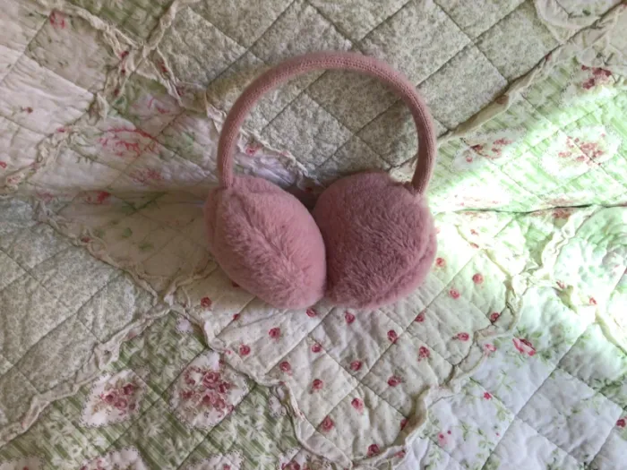 Cache oreilles fille