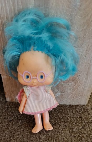 Poupée cheveux bleus lunettes