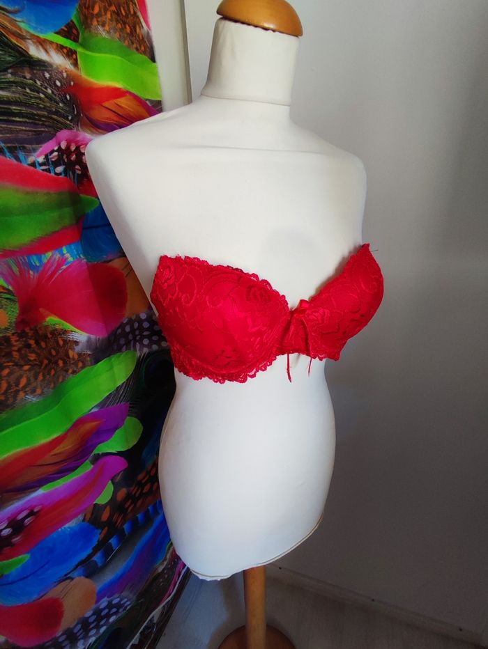 Soutien Gorge Rouge 85C (sans les bretelles).