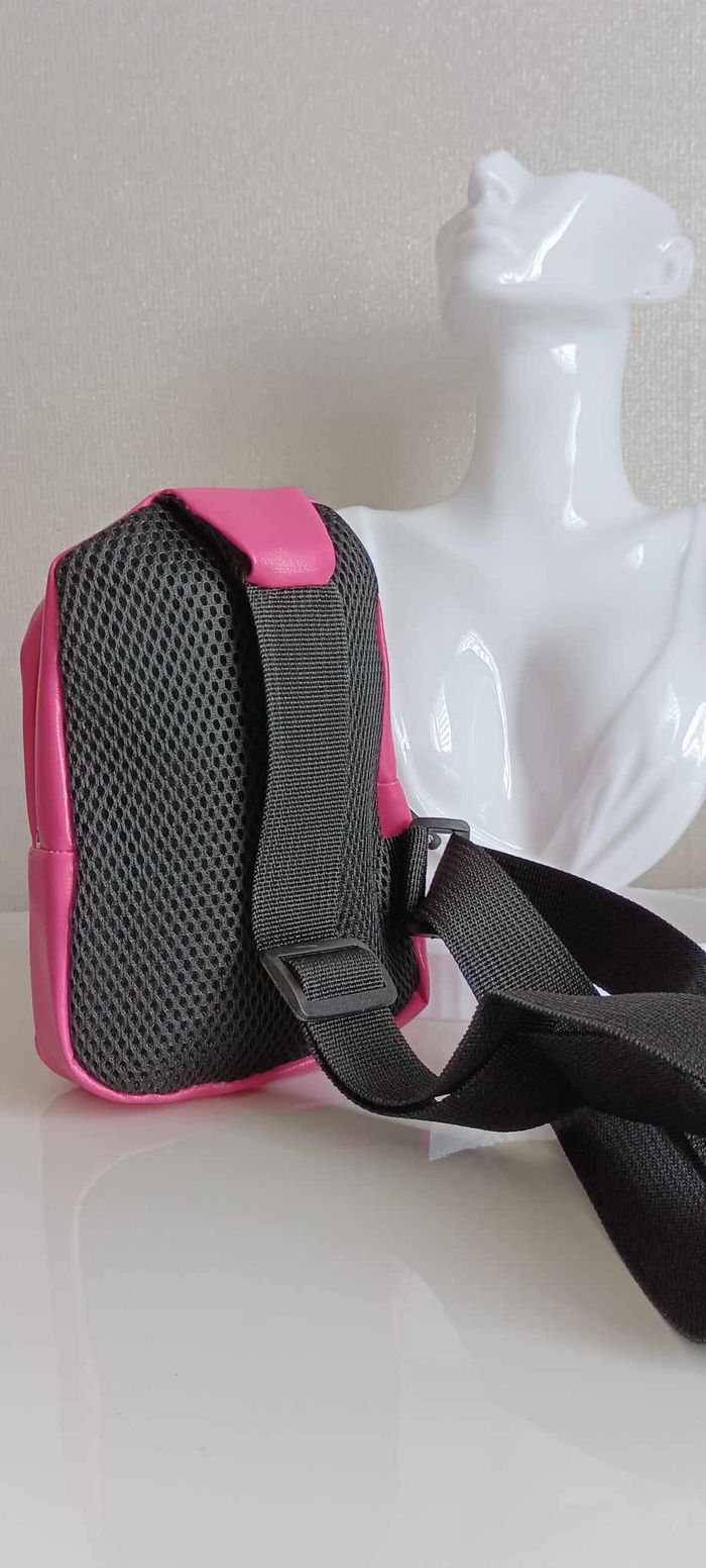 Petit sac rose et noir à porter sur la poitrine - photo numéro 2